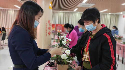 指導(dǎo)居民插花.jpg