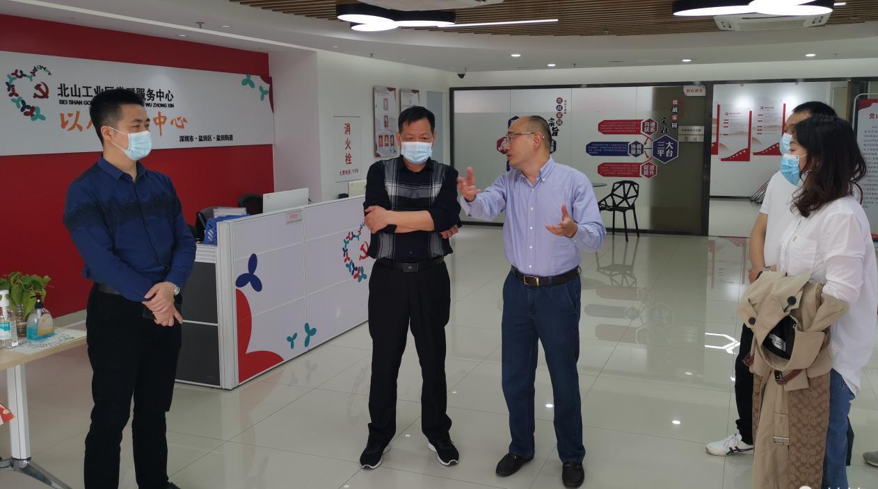 3月15日-16日，江西省景德鎮(zhèn)市人社局四級調(diào)研員張希躍等一行8人來鹽調(diào)研部級深化構(gòu)建和諧勞動關(guān)系綜合配套改革試點工作。局黨組成員、二級調(diào)研員劉定權(quán)，勞動關(guān)系科、區(qū)和諧勞動關(guān)系促進(jìn)協(xié)會相關(guān)負(fù)責(zé)人參加了本次調(diào)研活動。1.jpg