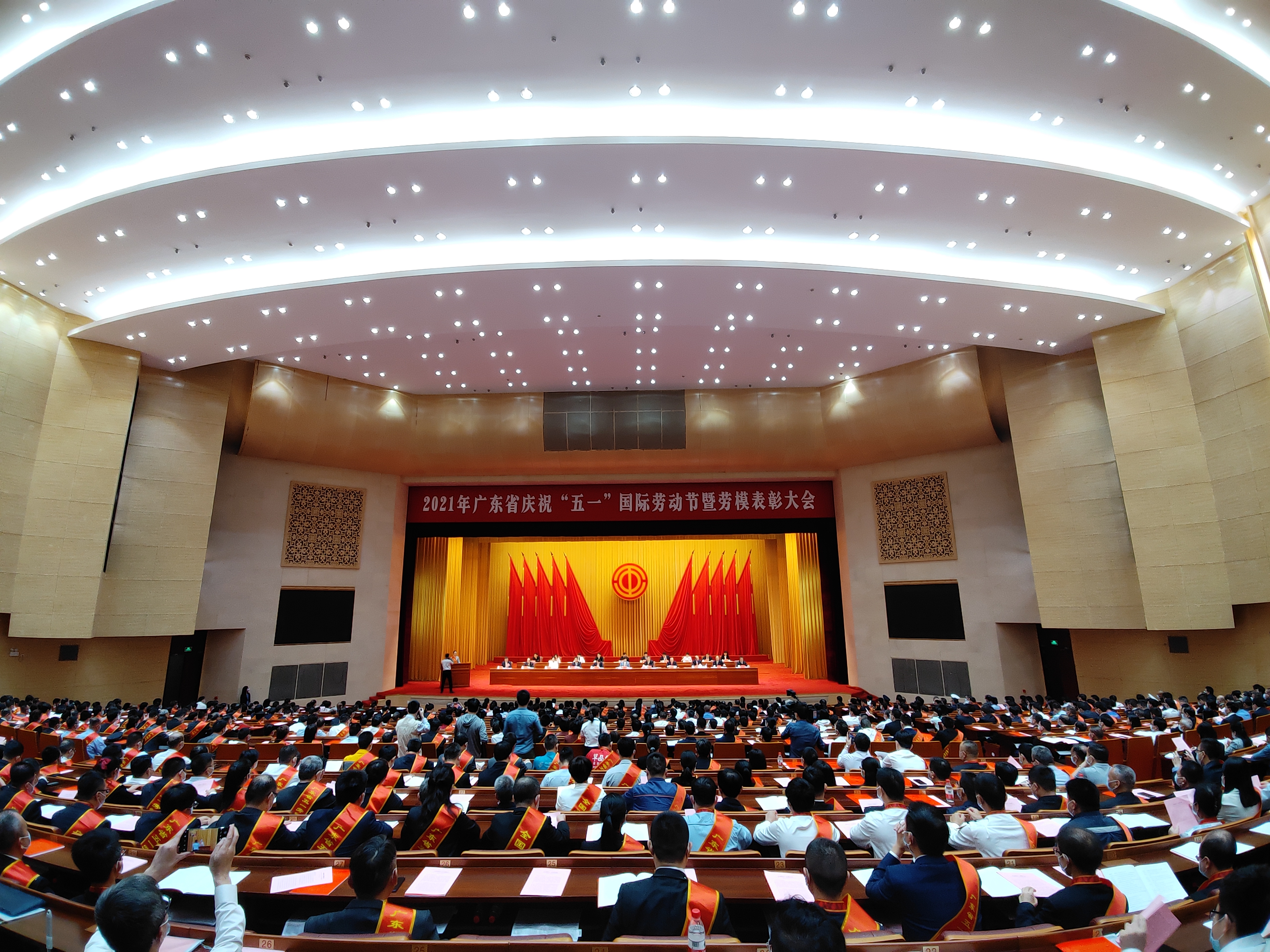 2021年4月29日，2021年廣東省慶祝“五一”國際勞動節(jié)暨勞模表彰大會在廣州珠島賓館珠島會堂召開。鹽田區(qū)人力資源局被廣東省總工會評選為“廣東省五一勞動獎狀”，也是該獎項深圳市7個獲獎單位中唯一的黨政機關(guān)。鹽田區(qū)人力資源局局長龔道容接受表彰。.jpg