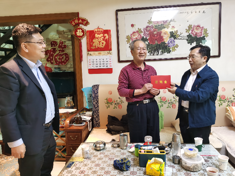 2022.1區(qū)領(lǐng)導(dǎo)張雄漢、區(qū)退役局局長張遠飛看望退役軍人2.jpg