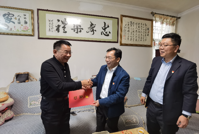 2022.1區(qū)領(lǐng)導(dǎo)張雄漢、區(qū)退役局局長張遠飛看望退役軍人3.jpg