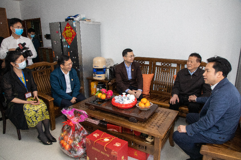 2022.1鹽田區(qū)區(qū)長鄧飛波、副區(qū)長張雄漢率隊慰問抗美援朝老戰(zhàn)士何啟沾2.jpg