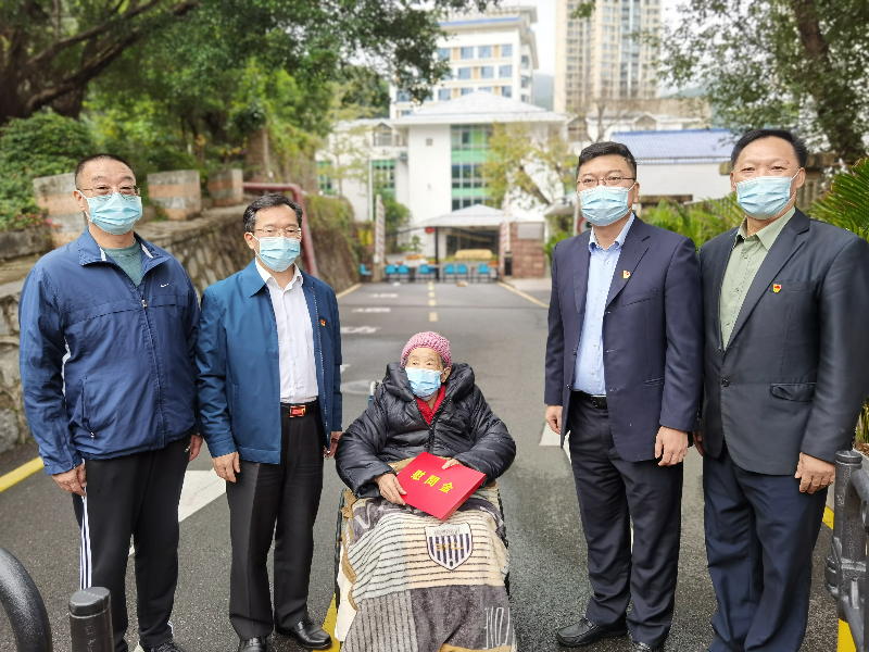 2022.1區(qū)領(lǐng)導(dǎo)張雄漢、區(qū)退役局局長張遠飛看望退役軍人1.jpg