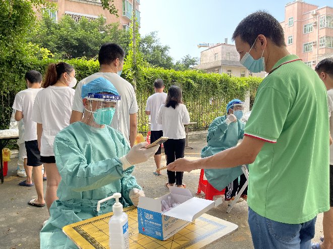 9月1日，鹽田區(qū)水務局黨員干部呂曉國支援梧桐社區(qū)核酸檢測工作.jpg