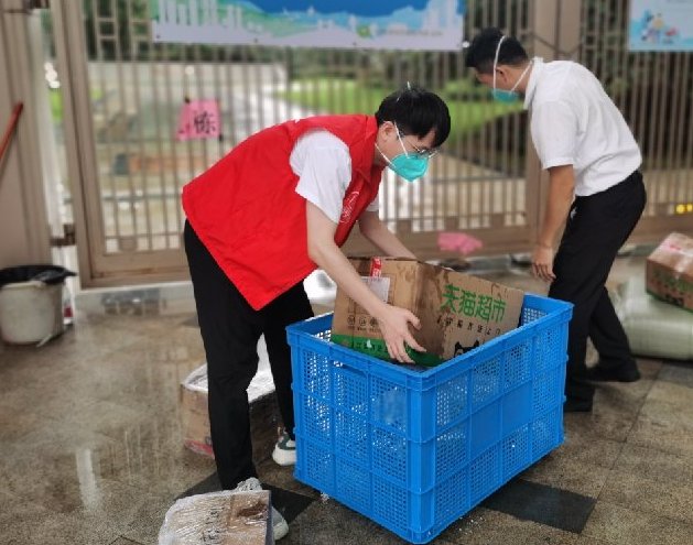 9月1日，區(qū)前期辦干部周智豪在鹽田街道東海社區(qū)御景佳園一期為居民搬運物資。.jpg