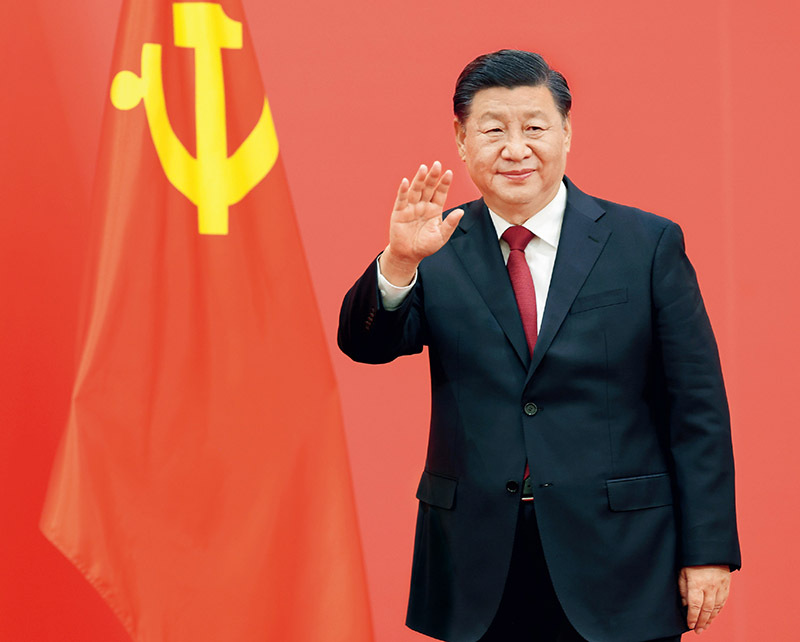 2022年10月23日，剛剛在中國共產(chǎn)黨第二十屆中央委員會第一次全體會議上當(dāng)選的中共中央總書記習(xí)近平和中共中央政治局常委李強(qiáng)、趙樂際、王滬寧、蔡奇、丁薛祥、李希在北京人民大會堂同采訪中共二十大的中外記者親切見面。這是習(xí)近平向在場的中外記者揮手致意。 新華社記者 龐興雷攝.jpg