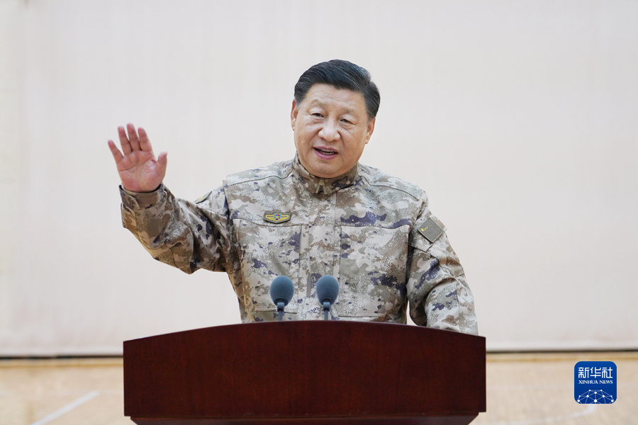11月8日，中共中央總書記、國家主席、中央軍委主席、軍委聯指總指揮習近平視察軍委聯合作戰(zhàn)指揮中心，表明新一屆軍委貫徹落實黨的二十大精神、全面加強練兵備戰(zhàn)的鮮明態(tài)度。這是習近平親切接見軍委聯指中心官兵代表，向軍委聯指中心全體指戰(zhàn)員致以誠摯問候，并發(fā)表重要講話。新華社記者 李剛 攝.jpg
