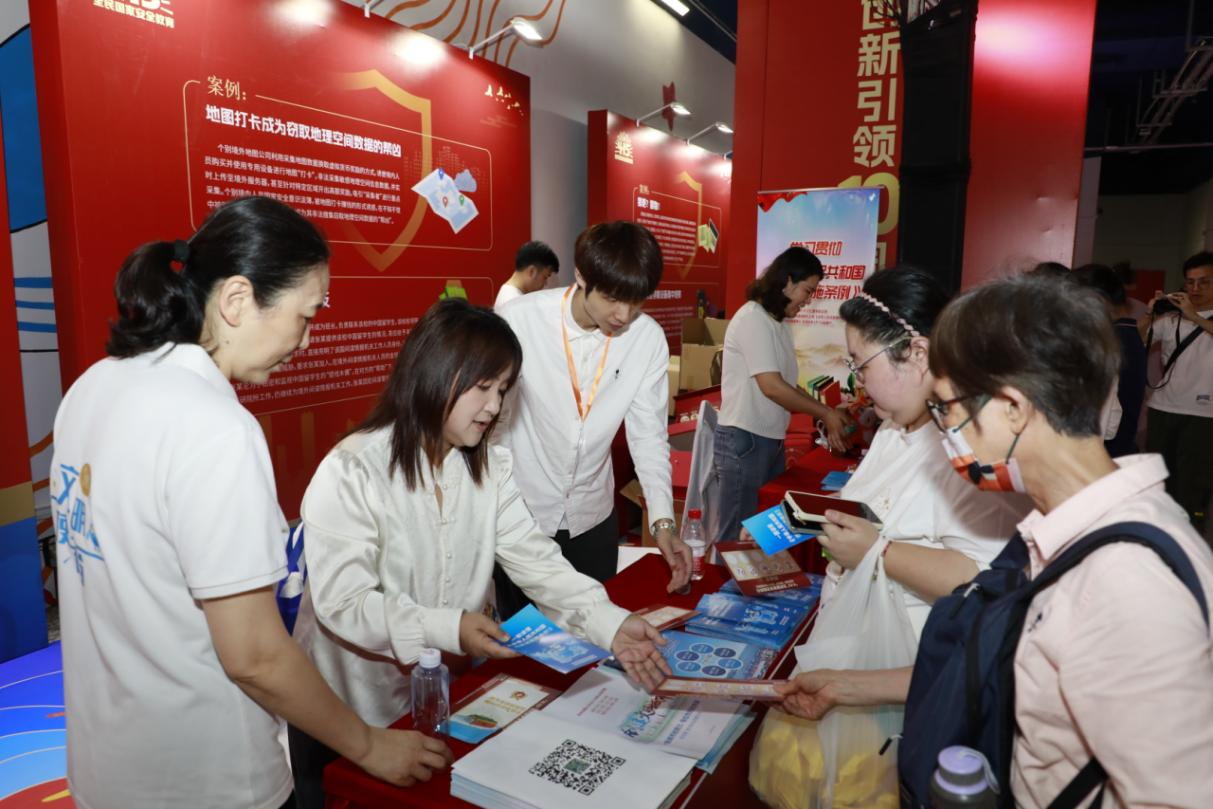 鹽田區(qū)開展《中華人民共和國檔案法實(shí)施條例》宣傳活動(dòng)